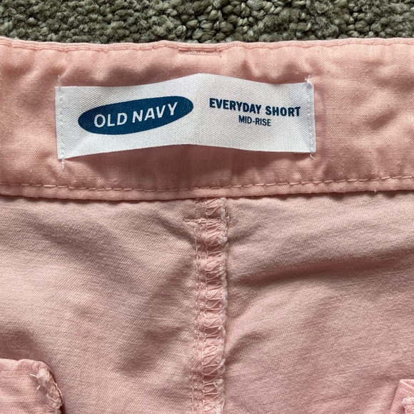 Old Navy Mid-Rise Everyday Embroidered-Daisy Shorts - 7-inch inseam - Picture 4 of 8